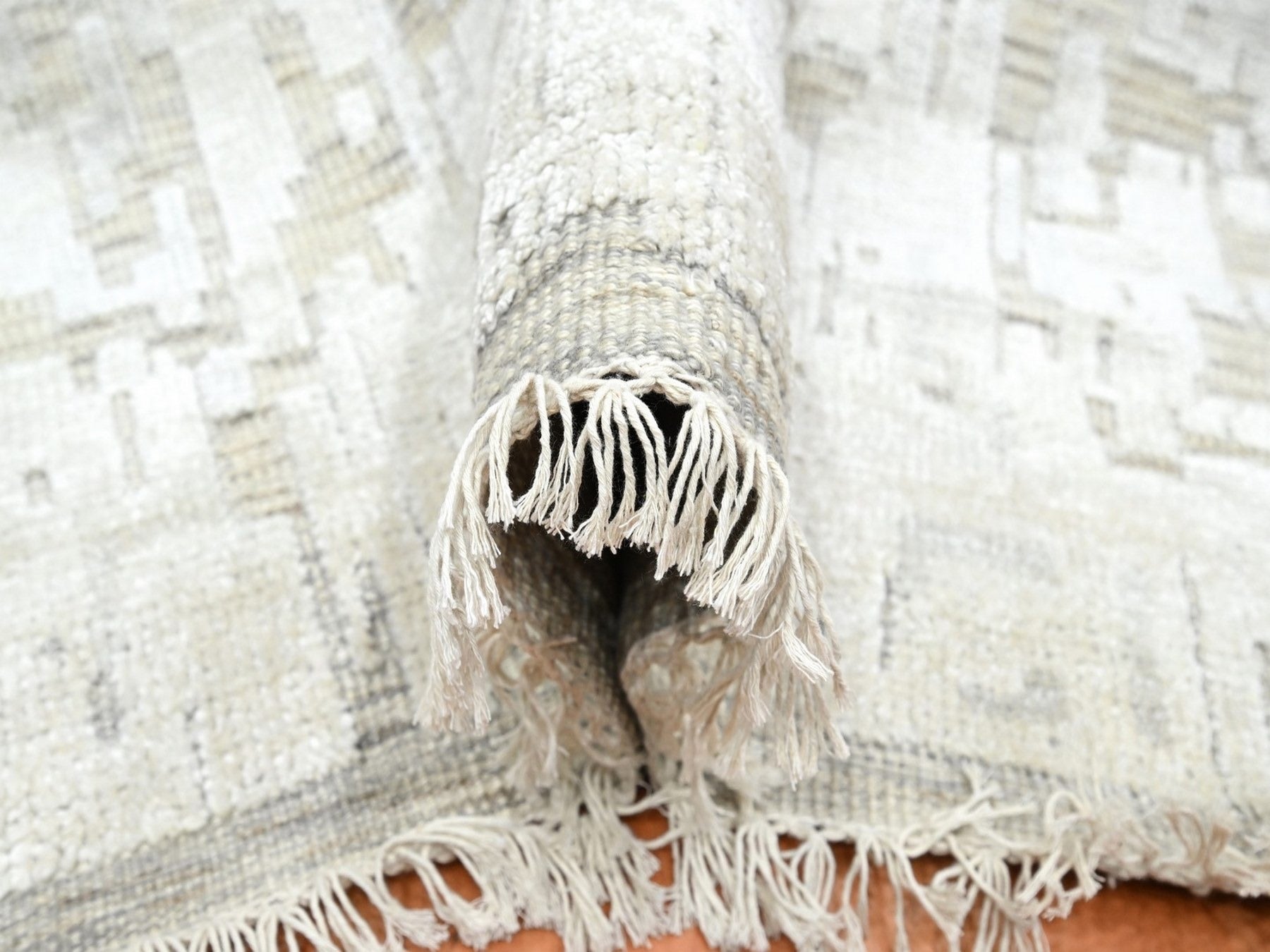 Modern / Contemporary hand-knotted silk rug in Ivory, 7'10" x 10'2" — SKU O075874 (view 5)