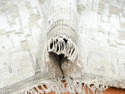 Modern / Contemporary hand-knotted silk rug in Ivory, 7'10" x 10'2" — SKU O075874 (view 5)