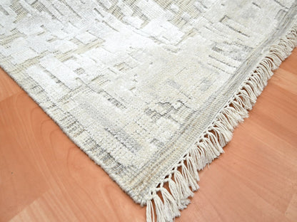 Modern / Contemporary hand-knotted silk rug in Ivory, 7'10" x 10'2" — SKU O075874 (view 6)