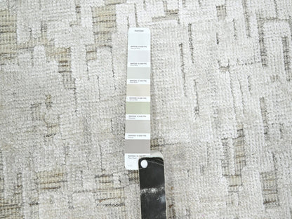 Modern / Contemporary hand-knotted silk rug in Ivory, 7'10" x 10'2" — SKU O075874 (view 7)