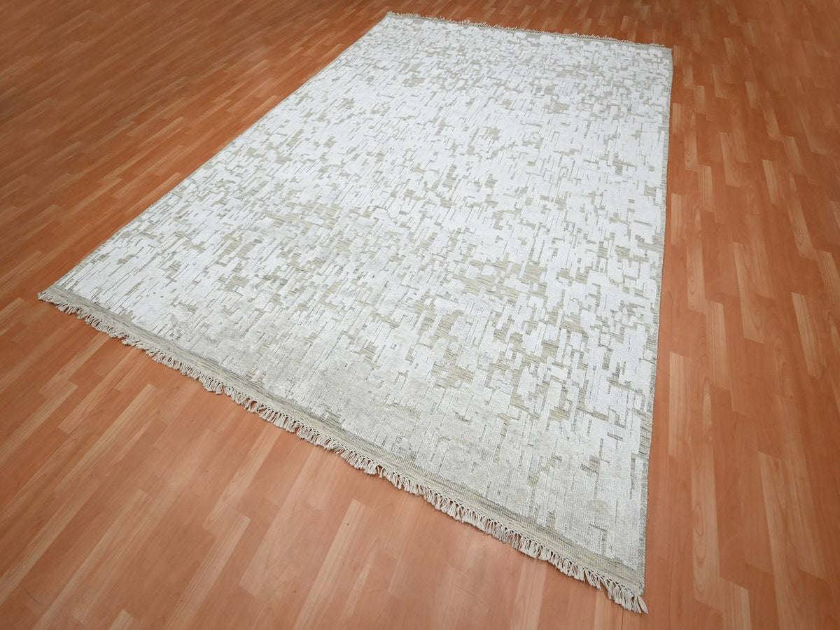 Modern / Contemporary hand-knotted silk rug in Ivory, 9' x 12'2" — SKU O075875 (view 3)