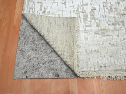 Modern / Contemporary hand-knotted silk rug in Ivory, 9' x 12'2" — SKU O075875 (view 4)