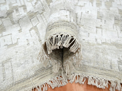 Modern / Contemporary hand-knotted silk rug in Ivory, 9' x 12'2" — SKU O075875 (view 5)