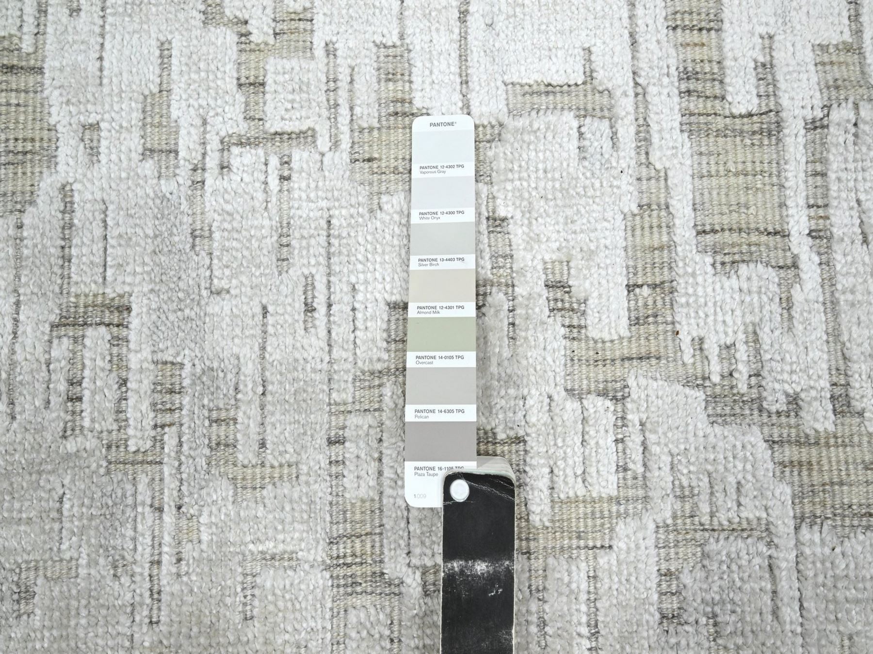 Modern / Contemporary hand-knotted silk rug in Ivory, 9' x 12'2" — SKU O075875 (view 7)