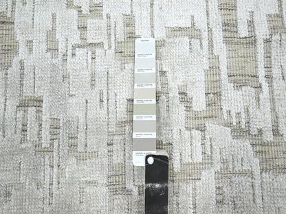 Modern / Contemporary hand-knotted silk rug in Ivory, 9' x 12'2" — SKU O075875 (view 7)