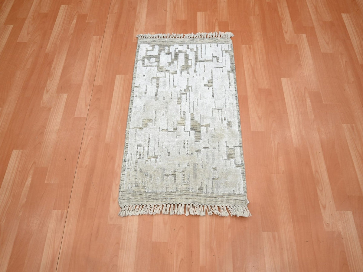 Modern / Contemporary hand-knotted silk rug in Ivory, 2' x 3' — SKU O075878 (view 2)
