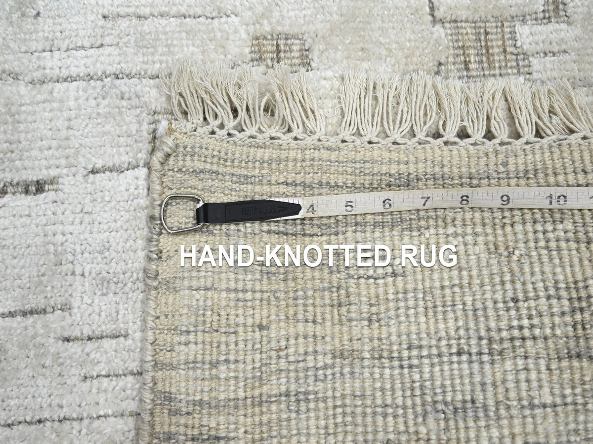 Modern / Contemporary hand-knotted silk rug in Ivory, 2' x 3' — SKU O075878 (view 4)