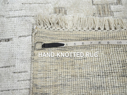 Modern / Contemporary hand-knotted silk rug in Ivory, 2' x 3' — SKU O075878 (view 4)