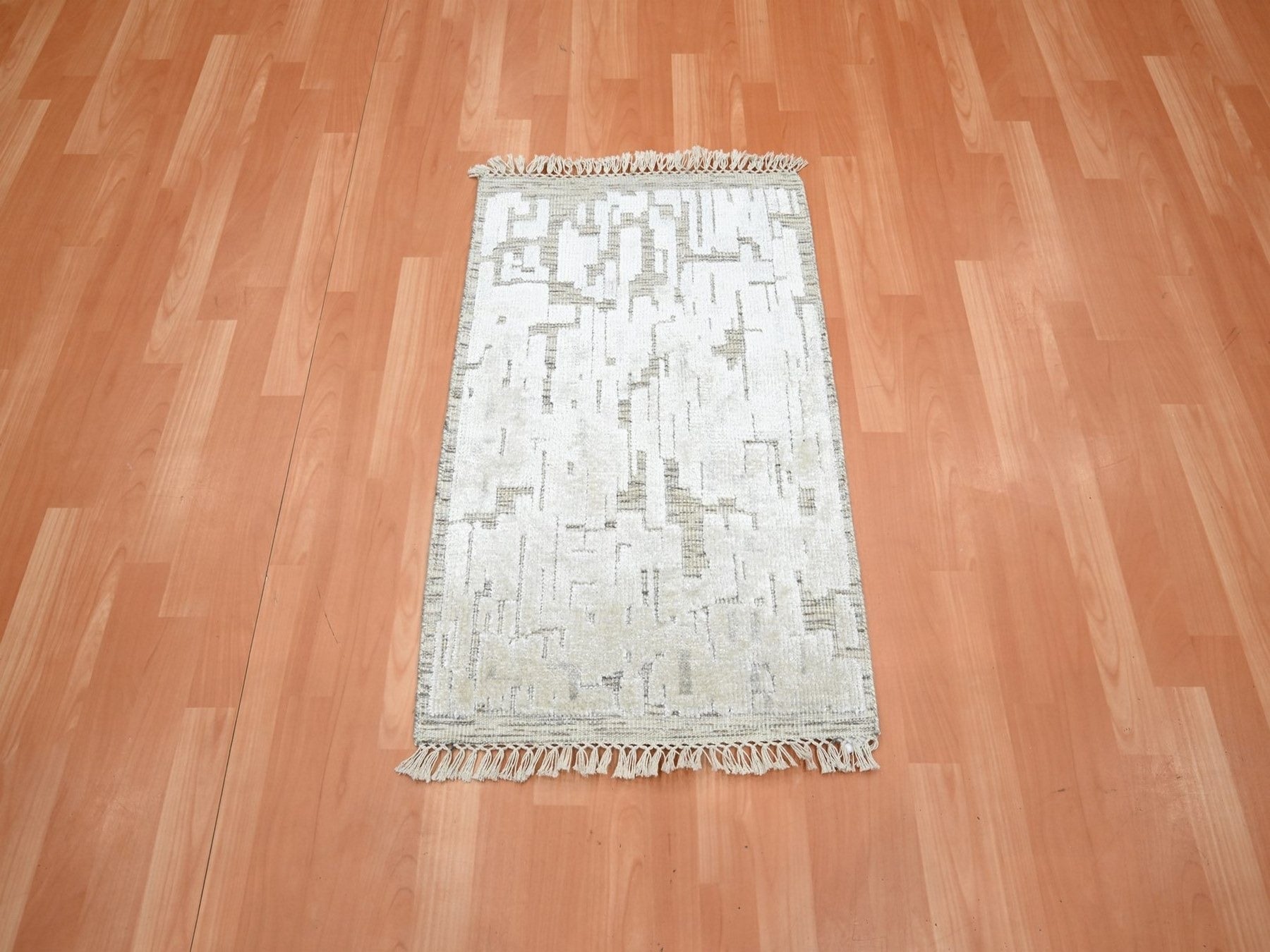 Modern / Contemporary hand-knotted silk rug in Ivory, 2' x 3' — SKU O075879 (view 2)