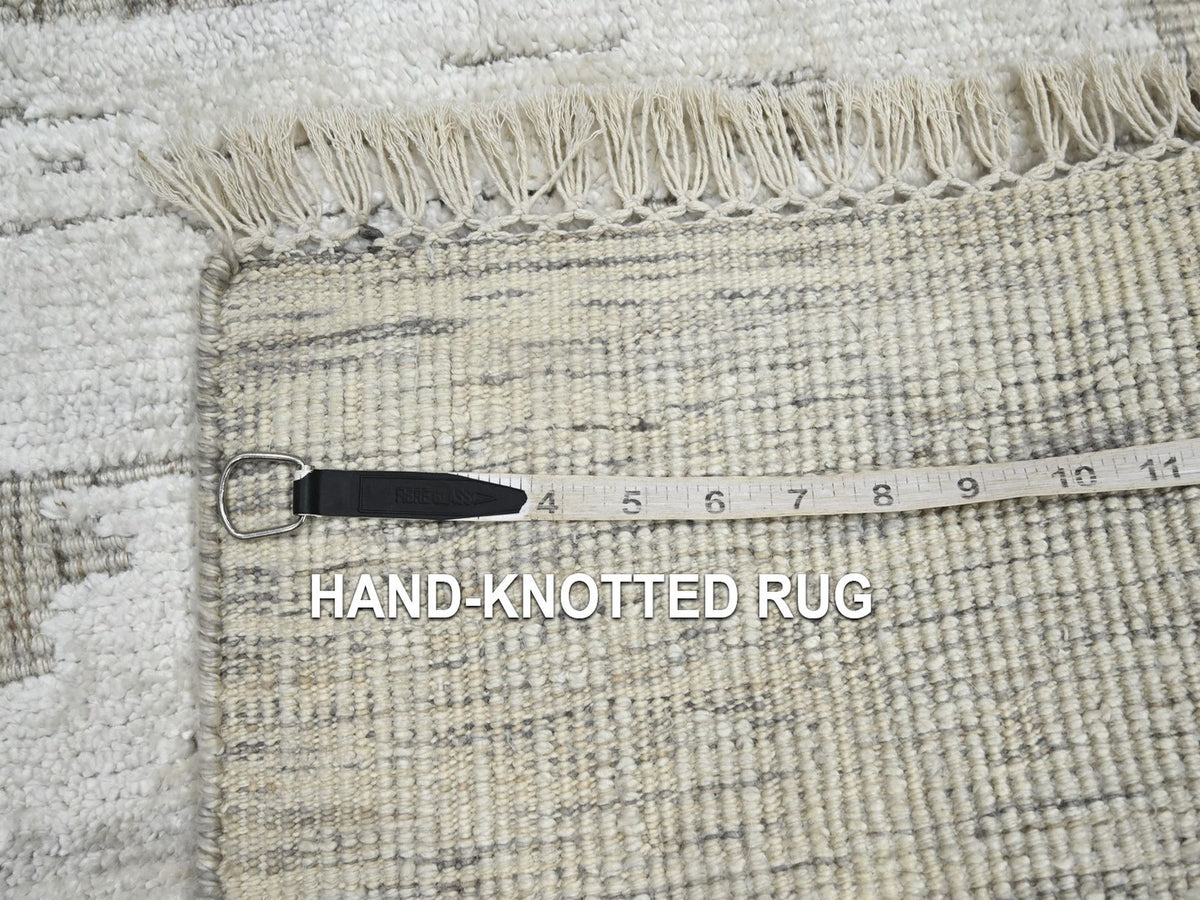 Modern / Contemporary hand-knotted silk rug in Ivory, 2' x 3' — SKU O075879 (view 4)