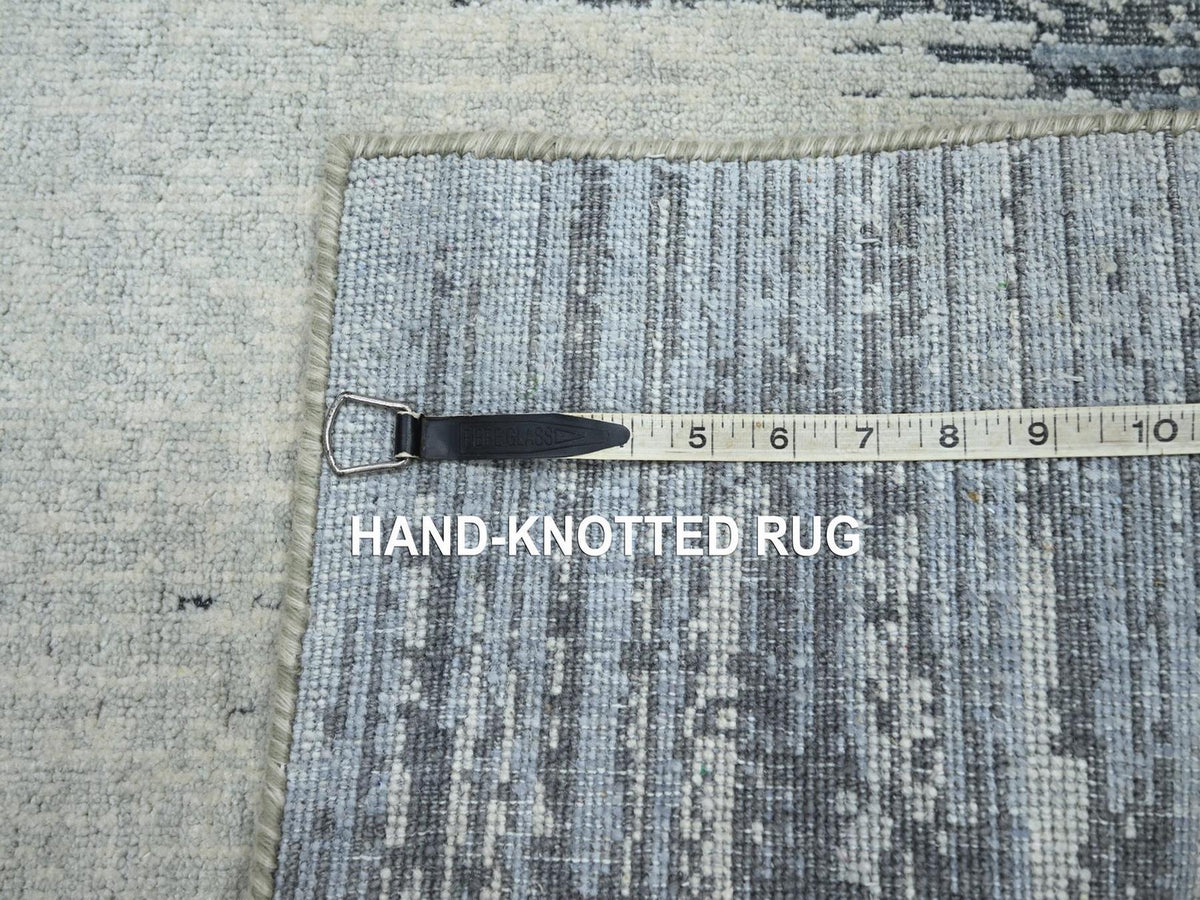 Modern / Contemporary hand-knotted wool rug in Gray, 2' x 3' — SKU O075917 (view 4)