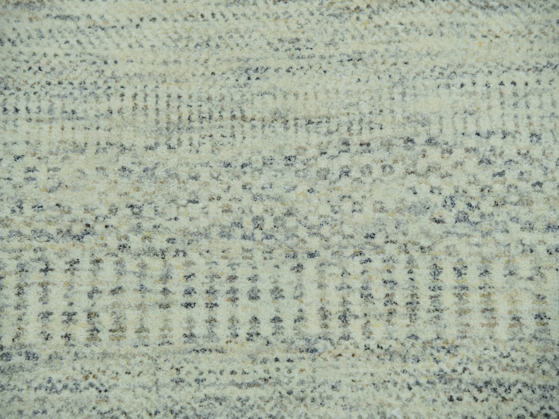 Modern / Contemporary hand-knotted wool rug in Ivory, 8'1" x 9'10", SKU O076022