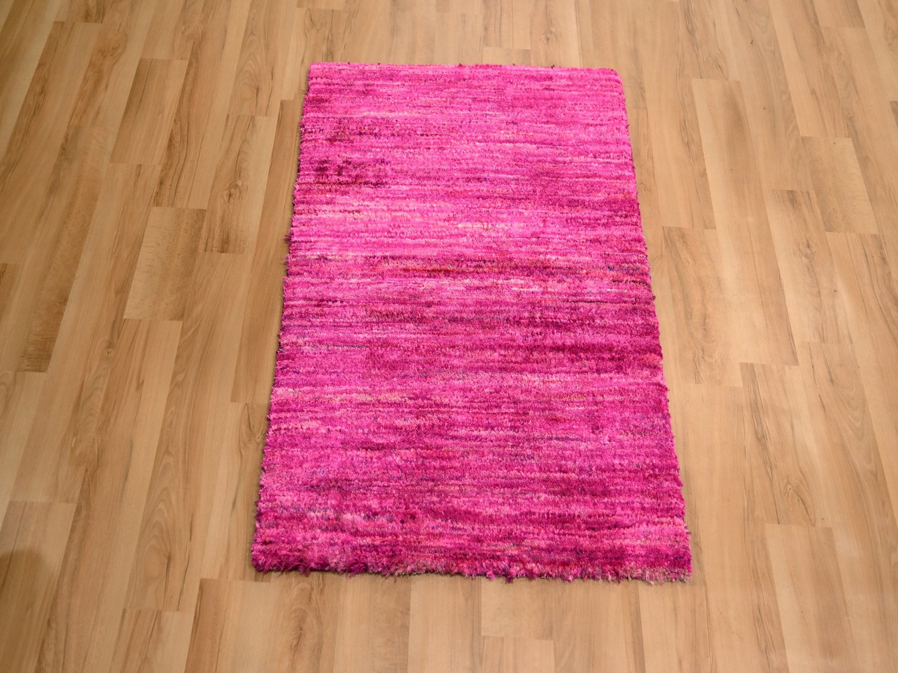 Modern / Contemporary hand-knotted silk rug in Pink, 2'0" x 3'0", SKU O076098