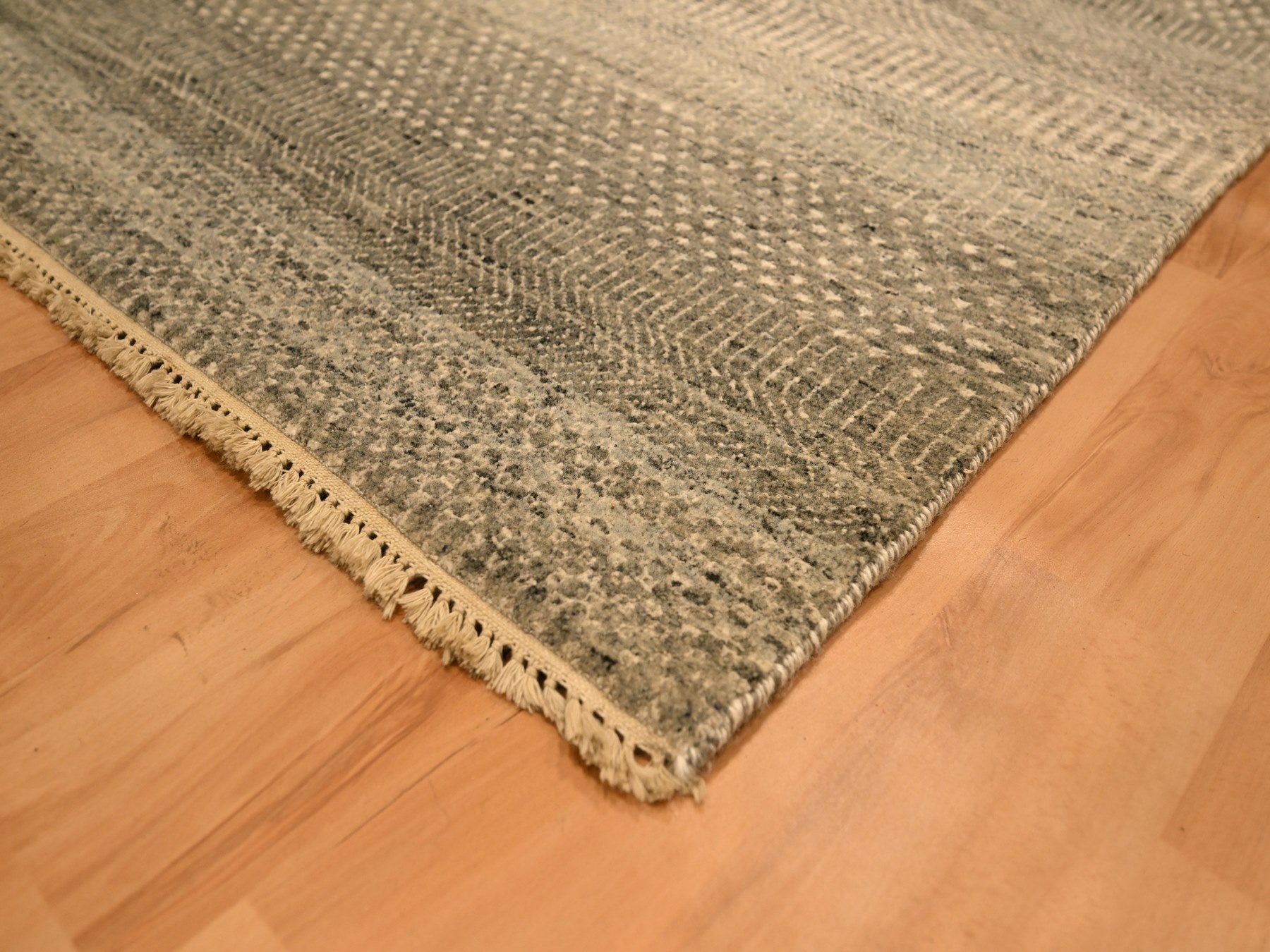 Modern / Contemporary hand-knotted wool rug in Gray, 8' x 10'3" — SKU O076178 (view 6)