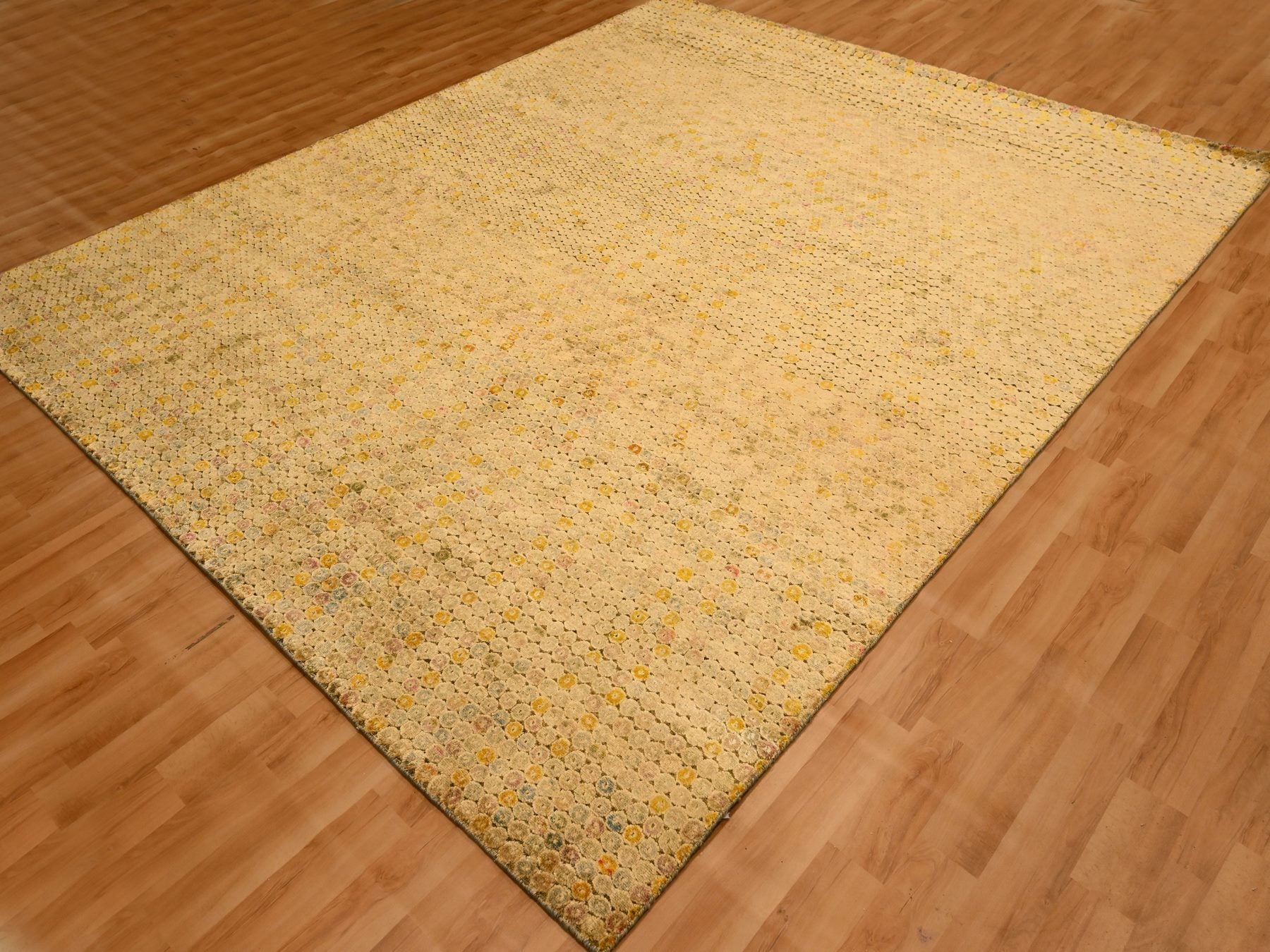 Modern / Contemporary hand-knotted wool/sari silk rug in Beige, 8'1" x 10'1" — SKU O076184 (view 3)