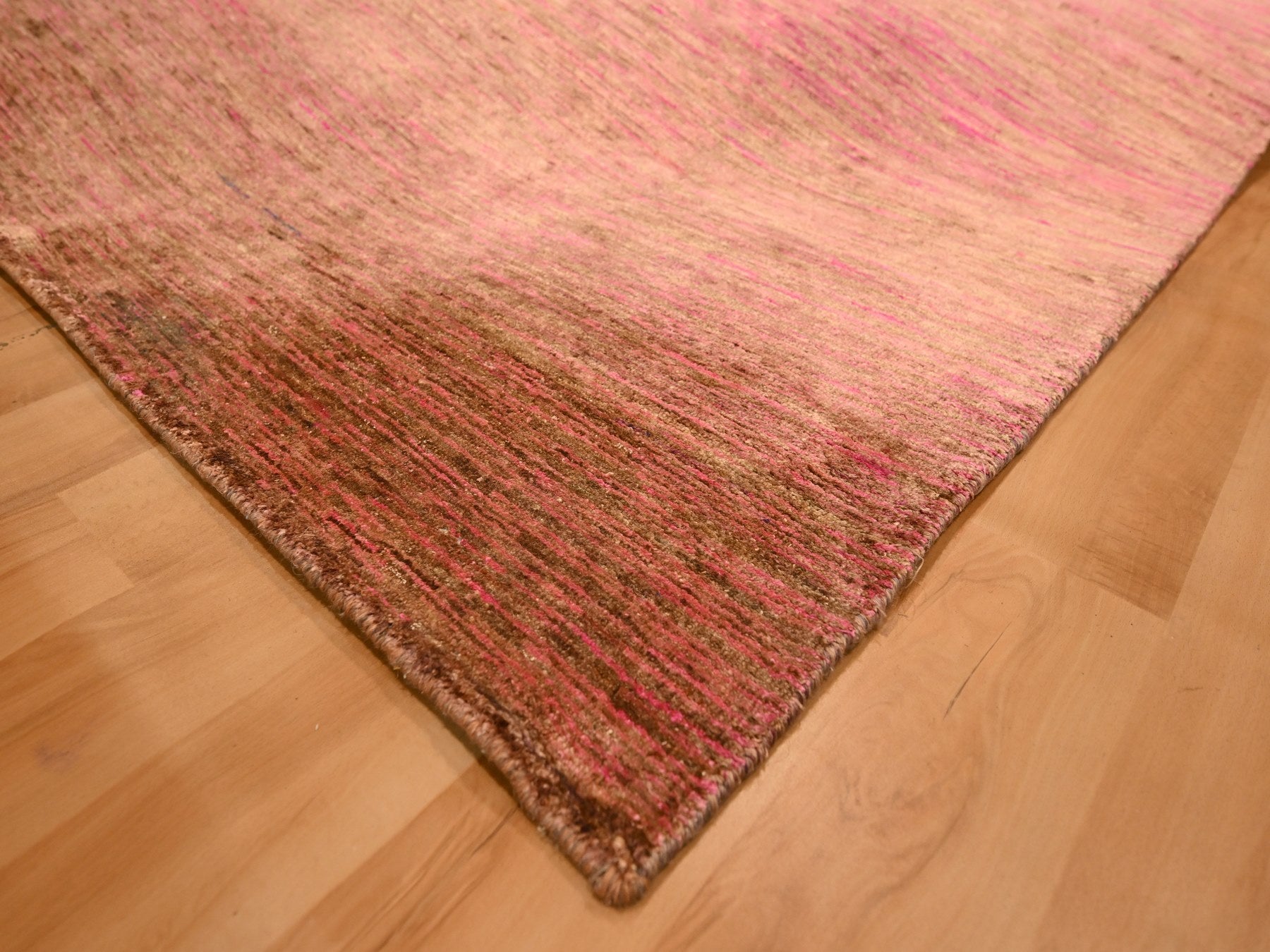 Modern / Contemporary hand-knotted sari silk rug in Pink, 7'9" x 10' — SKU O076187 (view 6)