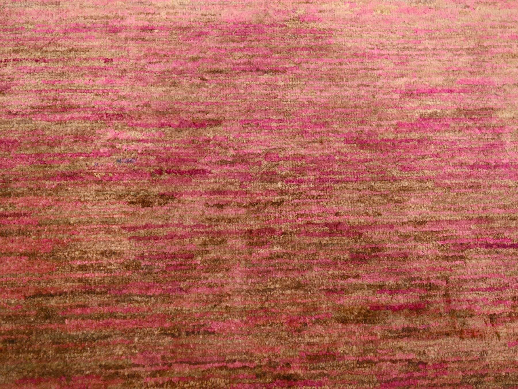 Modern / Contemporary hand-knotted sari silk rug in Pink, 7'9" x 10' — SKU O076187 (view 8)
