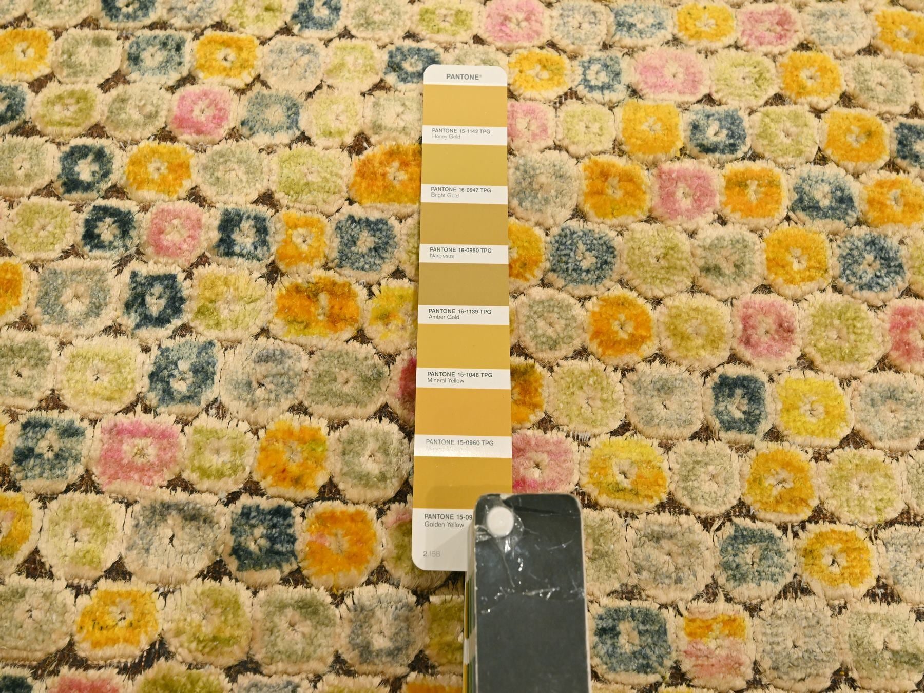 Modern / Contemporary hand-knotted sari silk rug in Yellow, 8'10" x 12'2" — SKU O076201 (view 7)