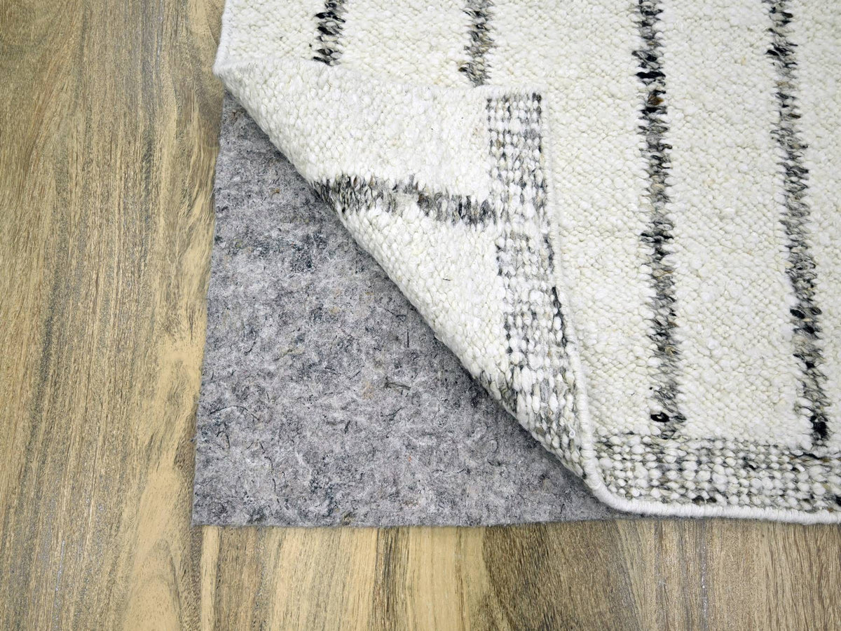 Modern / Contemporary hand-knotted wool rug in Ivory, 8'2" x 10'2" — SKU O076217 (view 4)