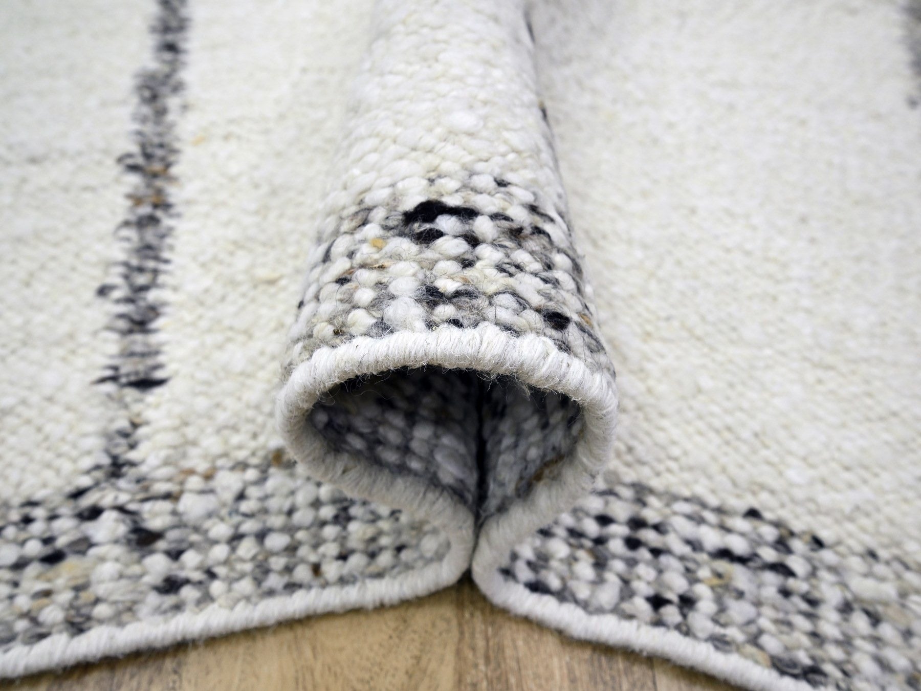Modern / Contemporary hand-knotted wool rug in Ivory, 8'2" x 10'2" — SKU O076217 (view 5)