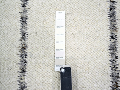 Modern / Contemporary hand-knotted wool rug in Ivory, 8'2" x 10'2" — SKU O076217 (view 7)