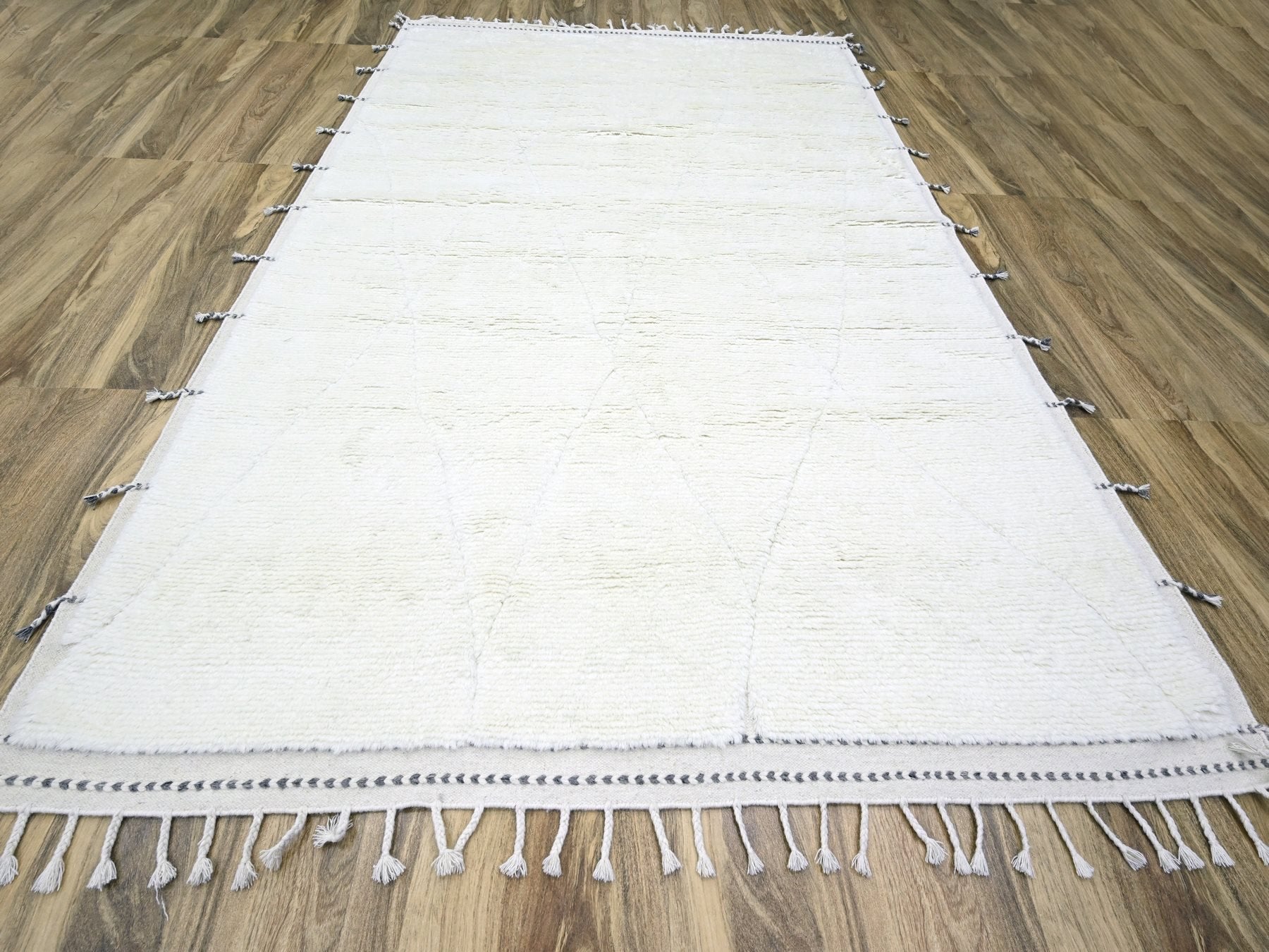 Modern / Contemporary hand-knotted wool rug in Ivory, 9'1" x 12'3" — SKU O076219 (view 2)