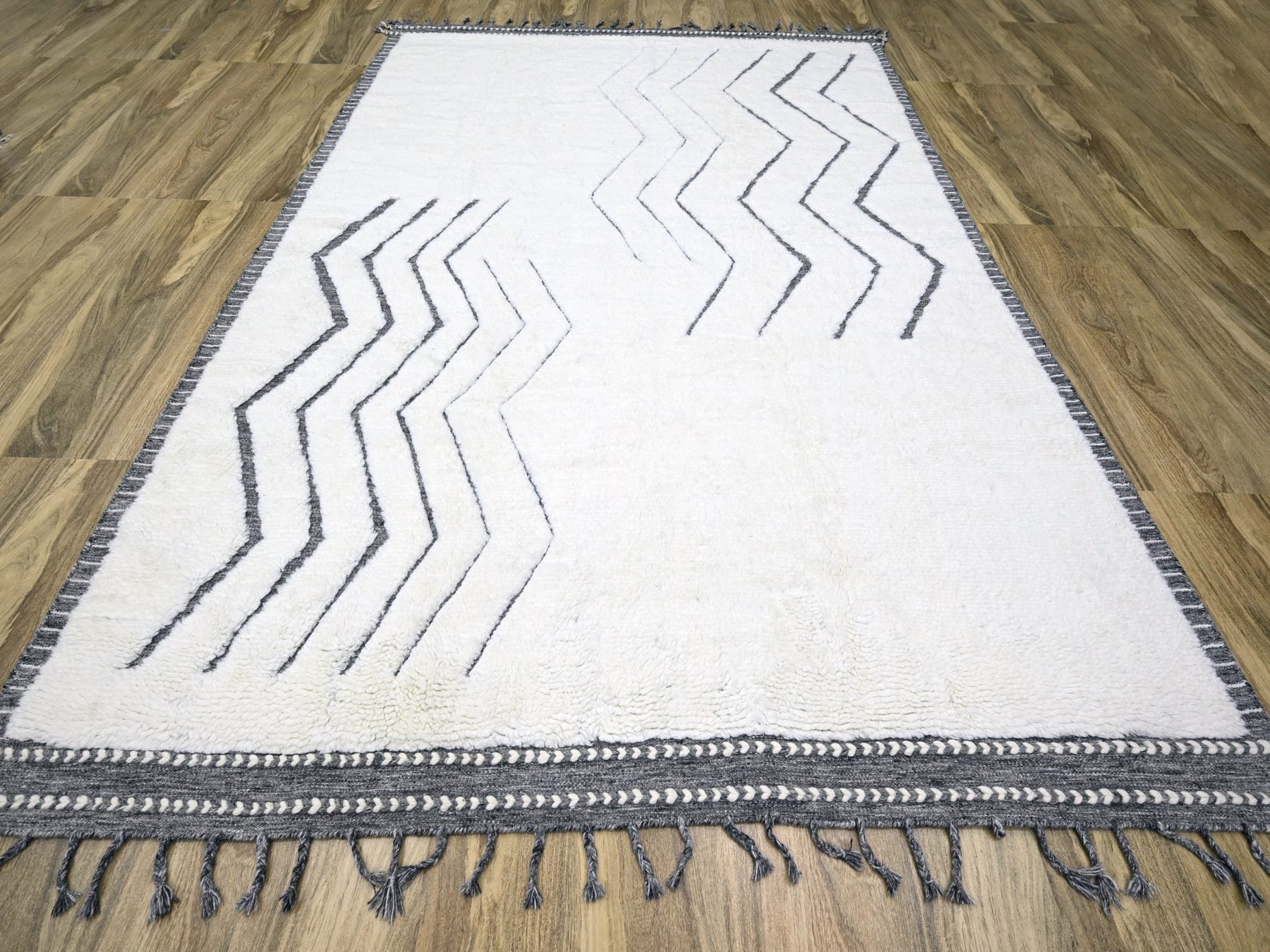 Modern / Contemporary hand-knotted wool rug in Ivory & Gray, 9'2" x 12'1" — SKU O076222 (view 2)