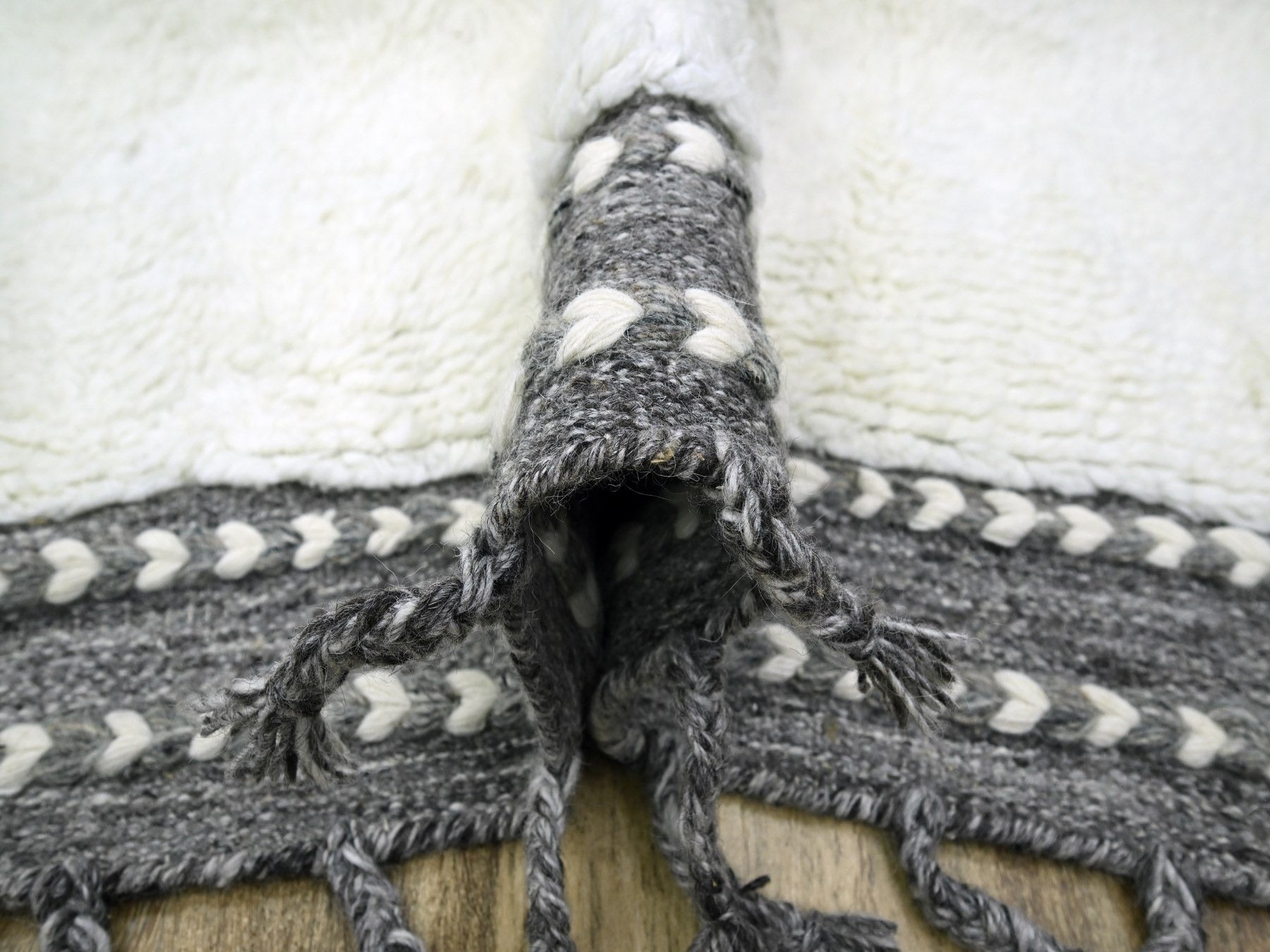 Modern / Contemporary hand-knotted wool rug in Ivory & Gray, 9'2" x 12'1" — SKU O076222 (view 5)