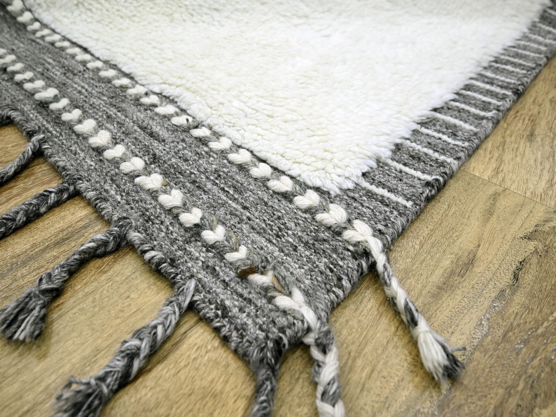 Modern / Contemporary hand-knotted wool rug in Ivory & Gray, 9'2" x 12'1" — SKU O076222 (view 6)