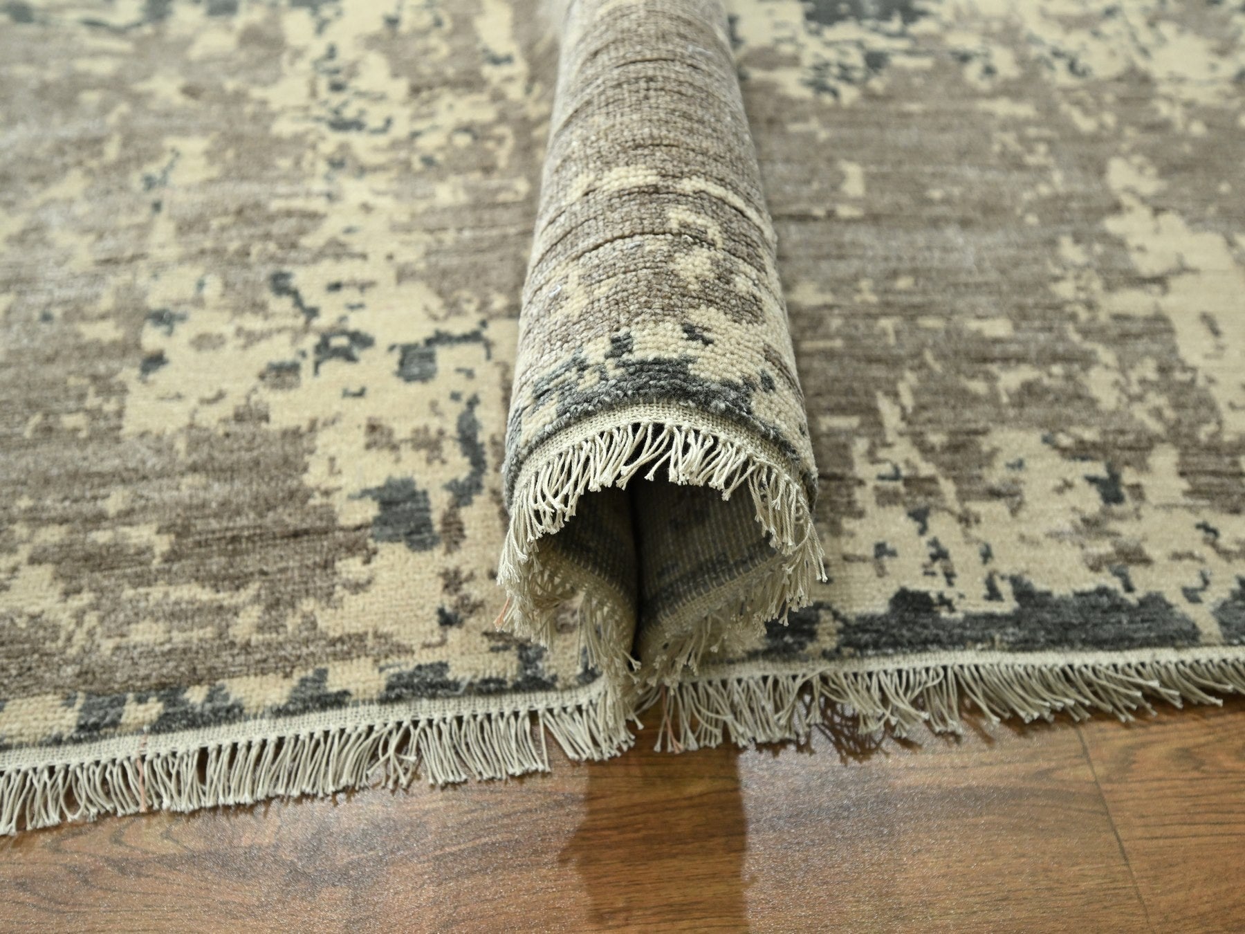 Modern / Contemporary hand-knotted wool/silk rug in Gray, 11'10" x 14'11" — SKU O076331 (view 5)