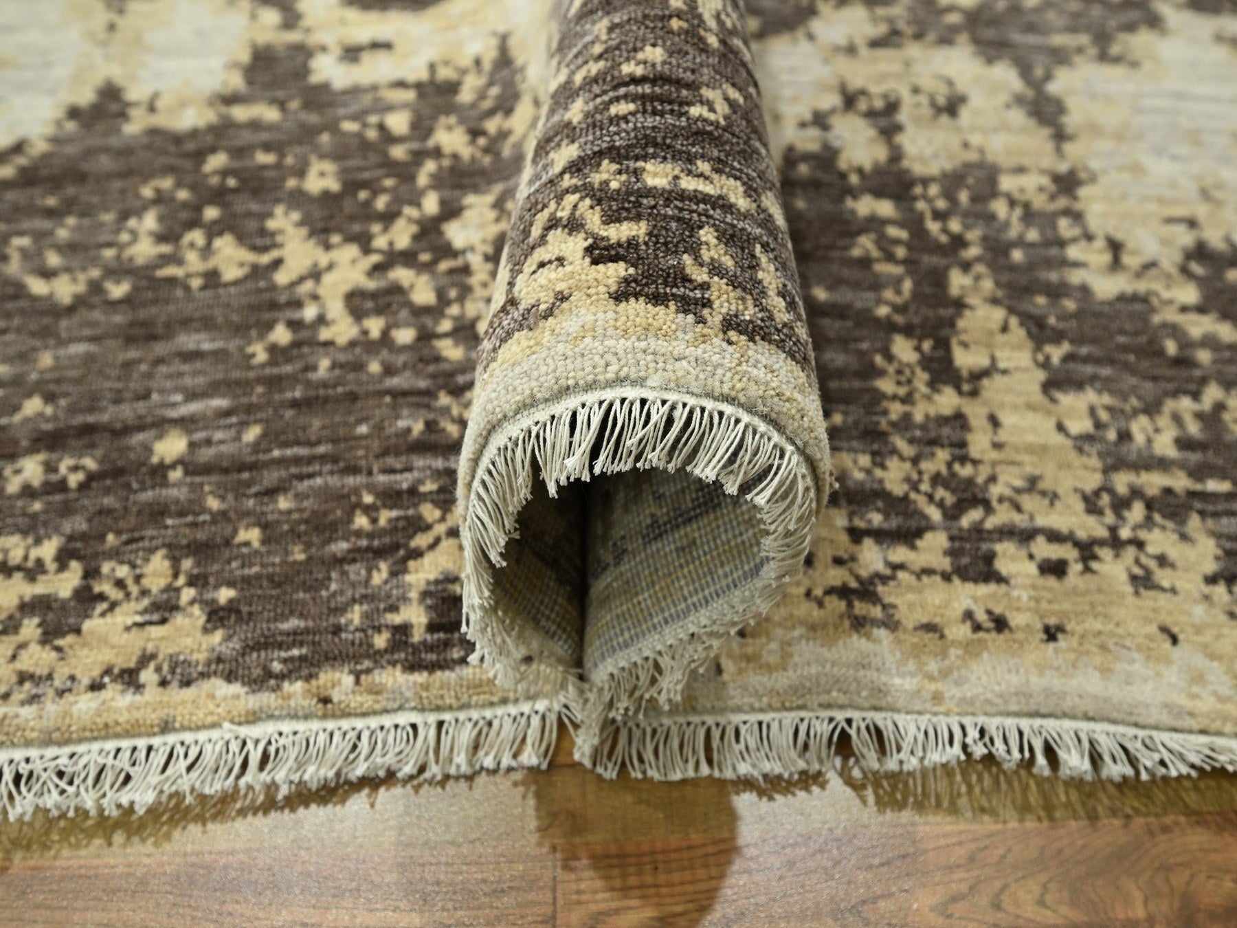 Modern / Contemporary hand-knotted wool/silk rug in Ivory, 8'11" x 12' — SKU O076340 (view 5)