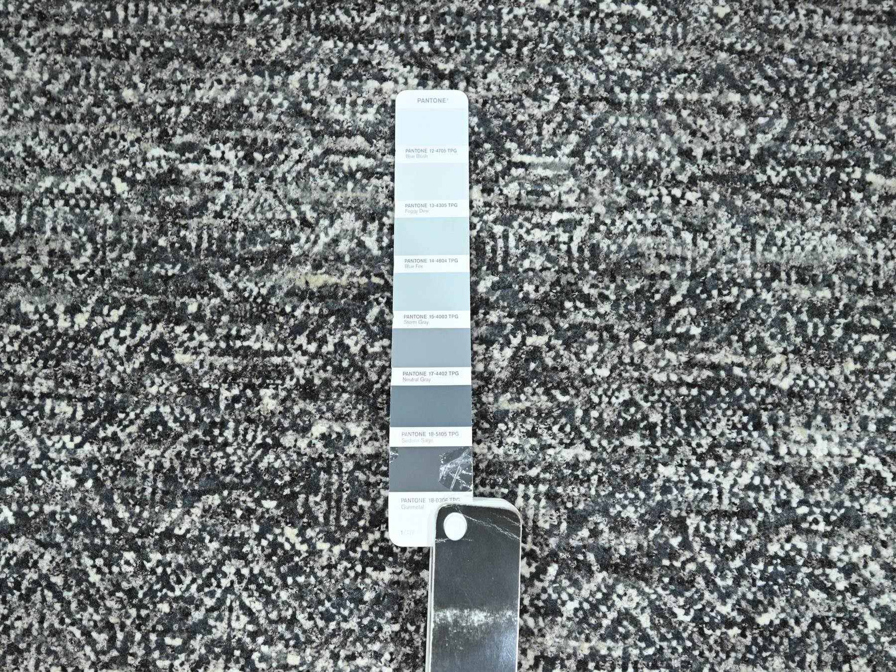 Modern / Contemporary hand-knotted wool runner in Gray, 2'7" x 9'10" — SKU O076411 (view 4)