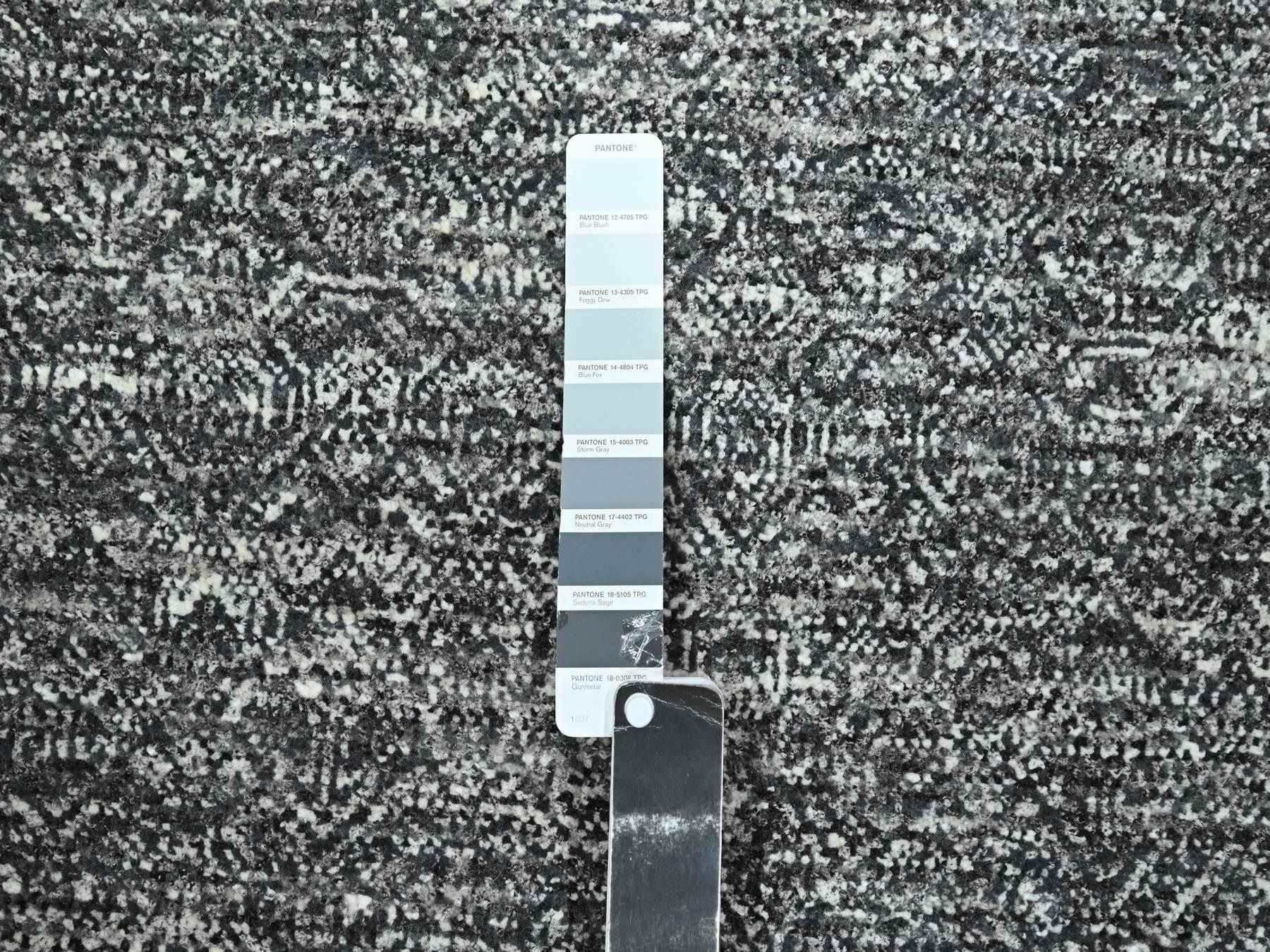 Modern / Contemporary hand-knotted wool runner in Gray, 2'7" x 9'10" — SKU O076412 (view 4)