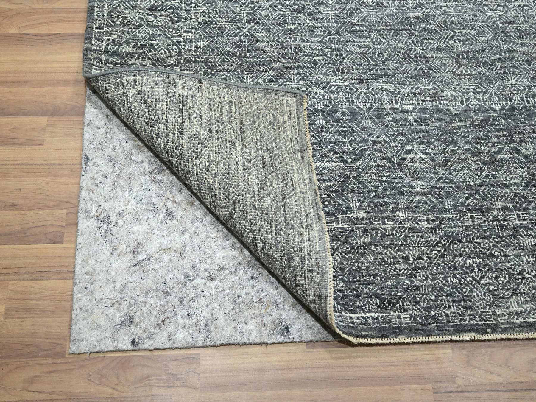 Agra Modern / Contemporary hand-knotted wool rug in Gray, 9'2" x 12'1" — SKU O076426 (view 4)