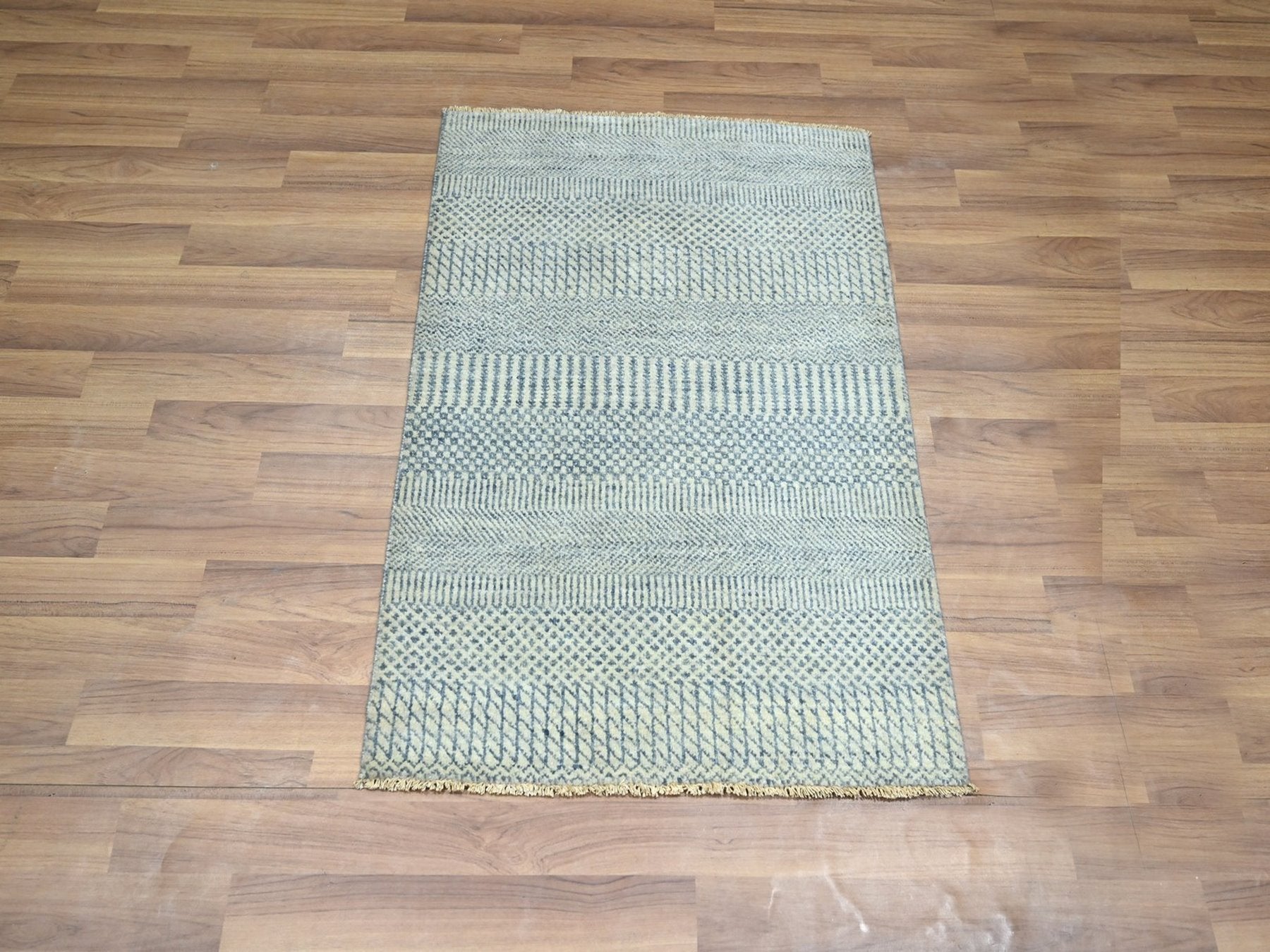 Blue 2'0" x 3'0" Modern and Contemporary Hand knotted Wool/Silk Rug - Sku: O076468