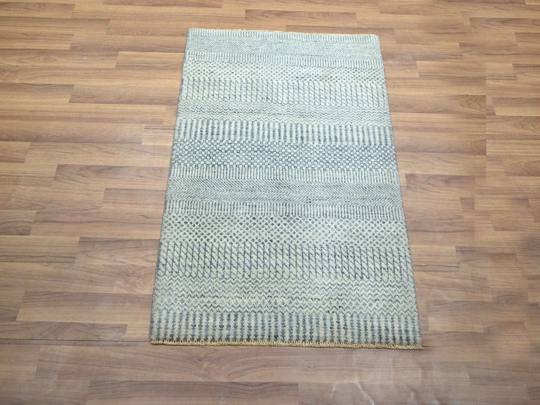Blue 2'0" x 3'0" Modern and Contemporary Hand knotted Wool/Silk Rug - Sku: O076469