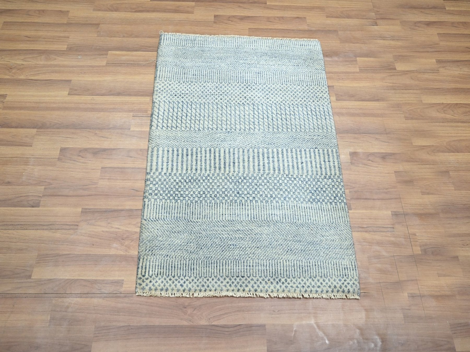 Blue 2'0" x 3'0" Modern and Contemporary Hand knotted Wool/Silk Rug - Sku: O076471