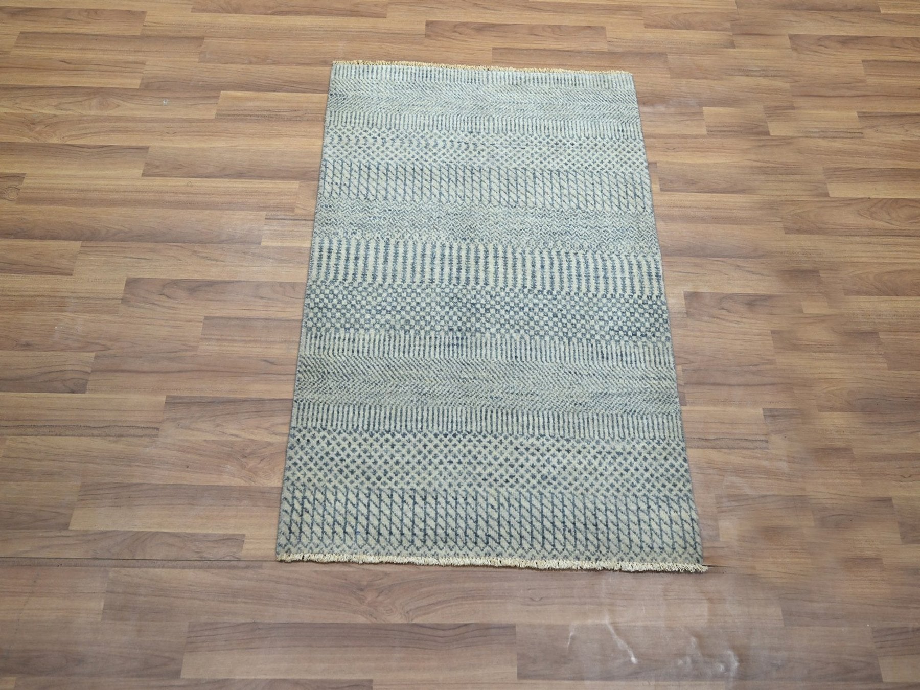 Black 2'0" x 3'0" Modern and Contemporary Hand knotted Wool/Silk Rug - Sku: O076475