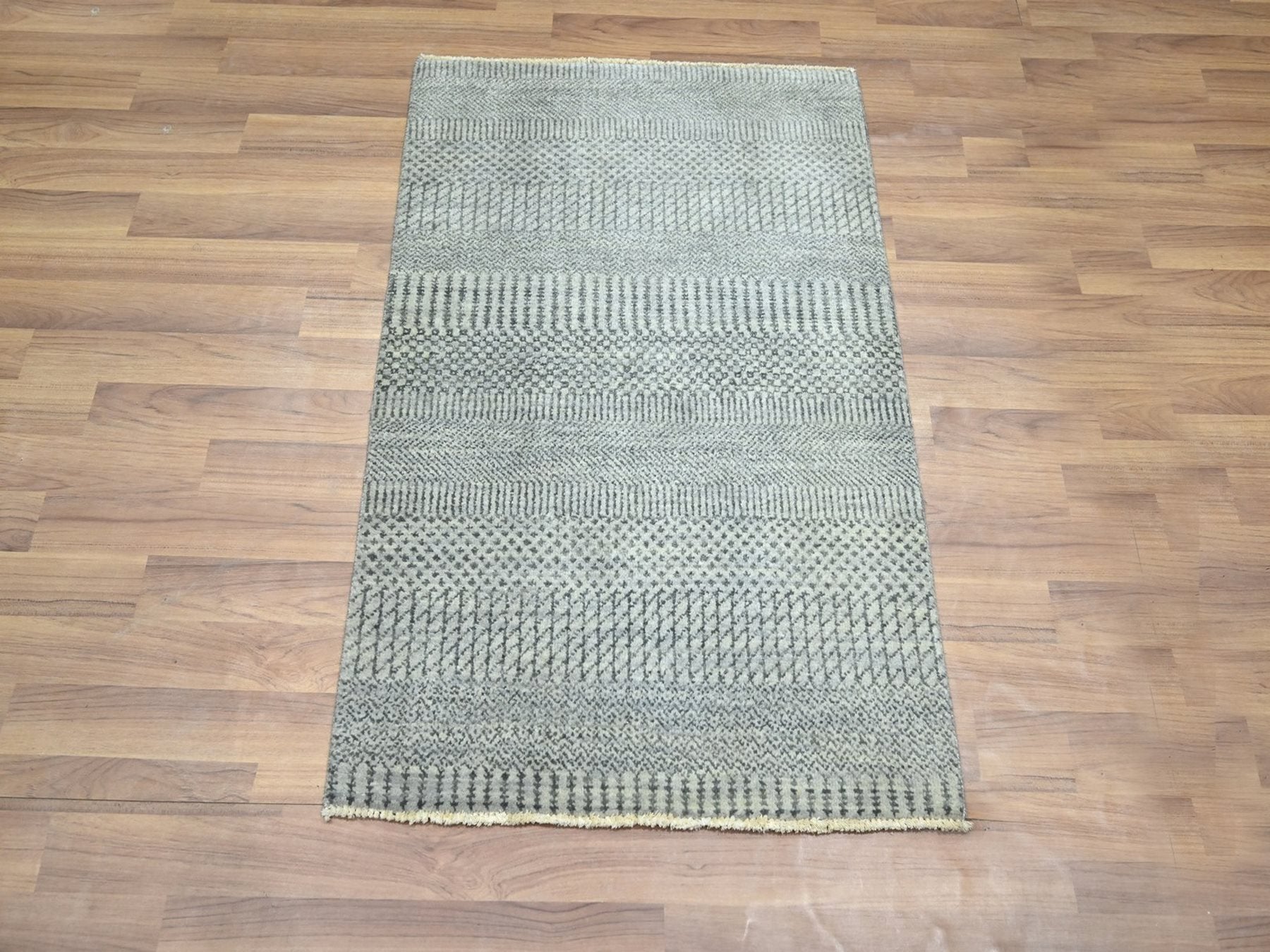 Modern / Contemporary hand-knotted wool/silk rug in Gray, 2' x 3' — SKU O076491 (view 2)