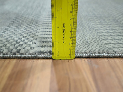 Modern / Contemporary hand-knotted wool/silk rug in Gray, 2' x 3' — SKU O076492 (view 3)