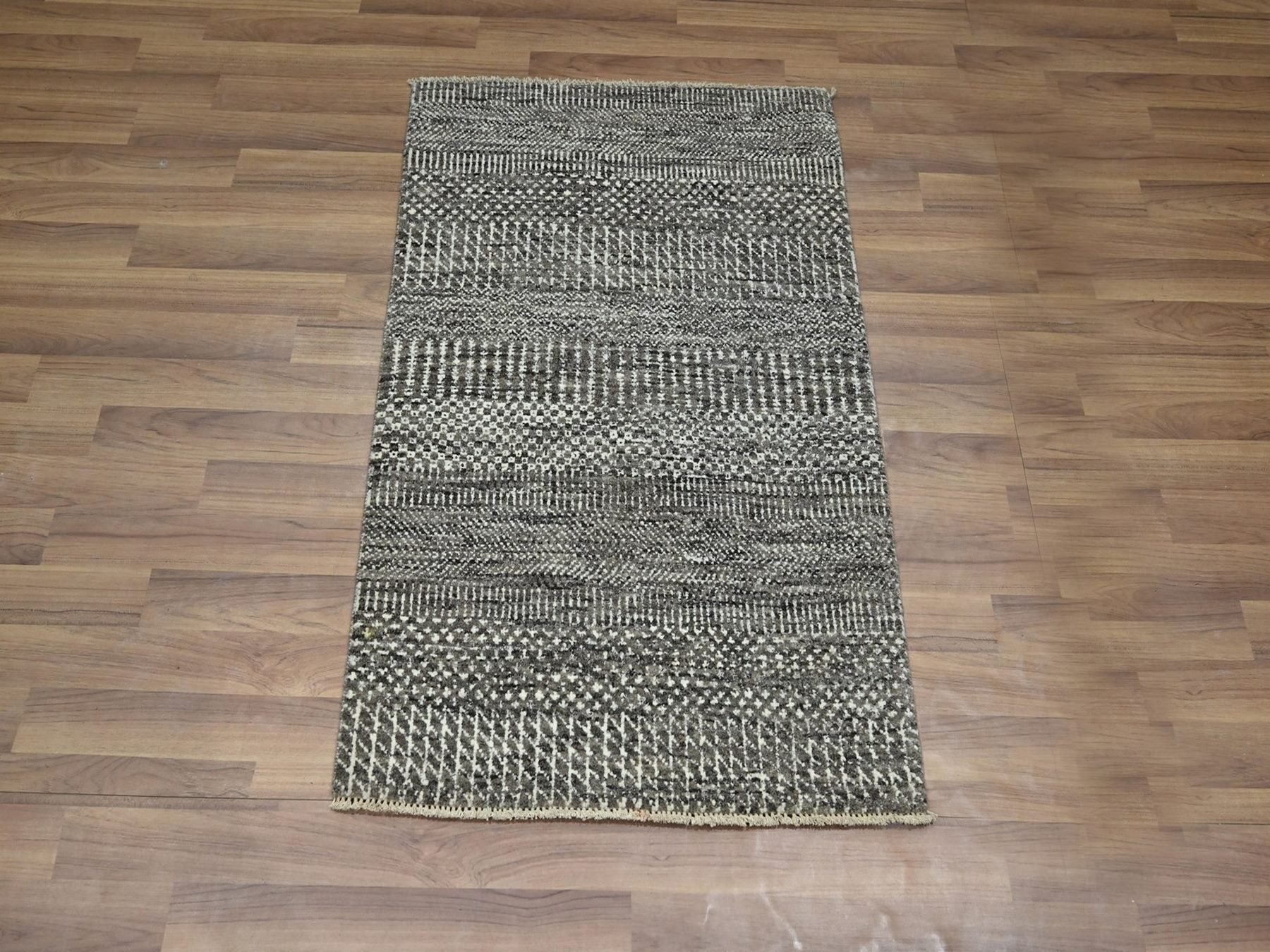 Brown 2'0" x 3'0" Modern and Contemporary Hand knotted Wool/Silk Rug - Sku: O076507