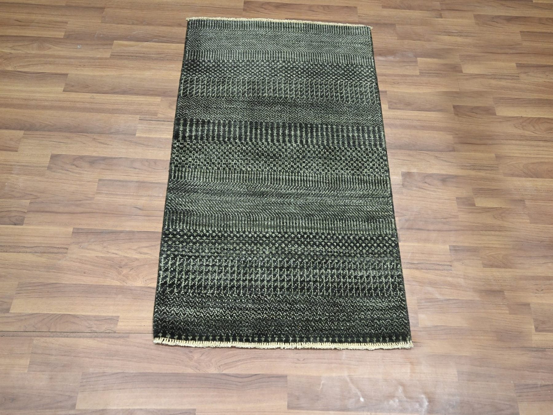 Green 2'0" x 3'0" Modern and Contemporary Hand knotted Wool/Silk Rug - Sku: O076531