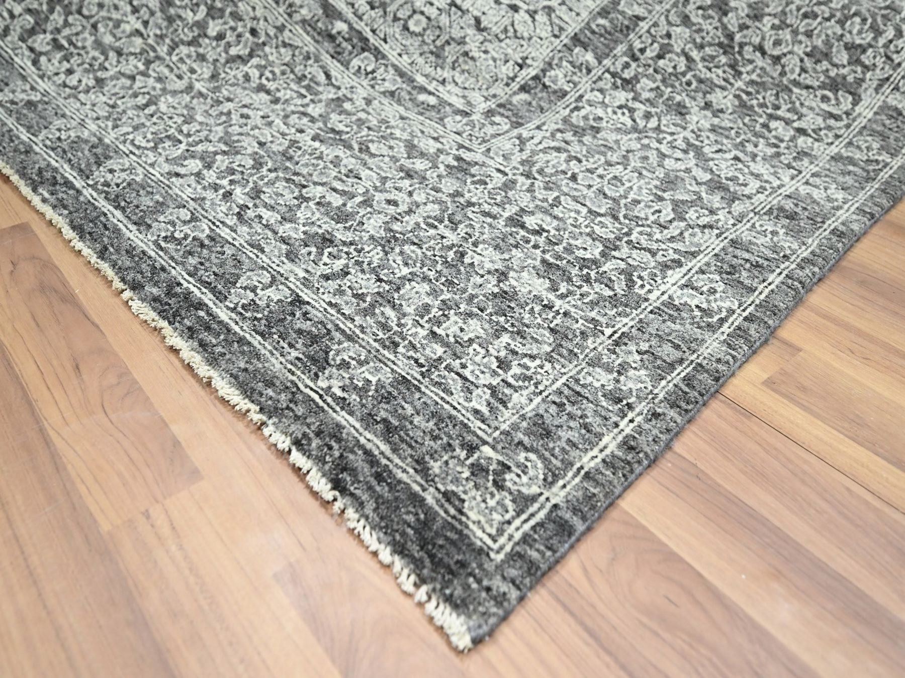 Mamluk Mamluk hand-knotted wool rug in Gray, 9' x 11'11" — SKU O076553 (view 6)