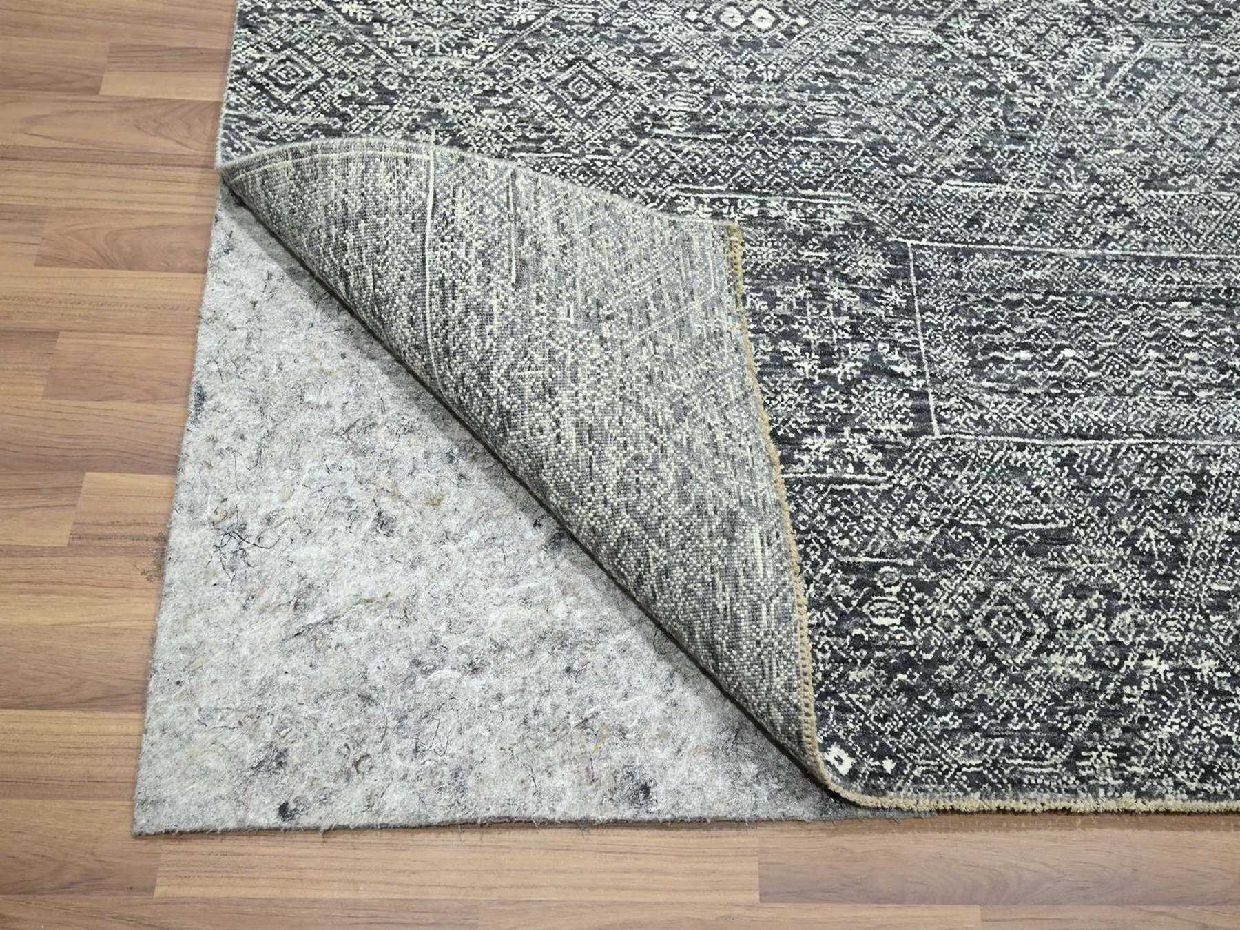 Transitional hand-knotted wool/silk rug in Gray, 8'1" x 10'1" — SKU O076566 (view 4)