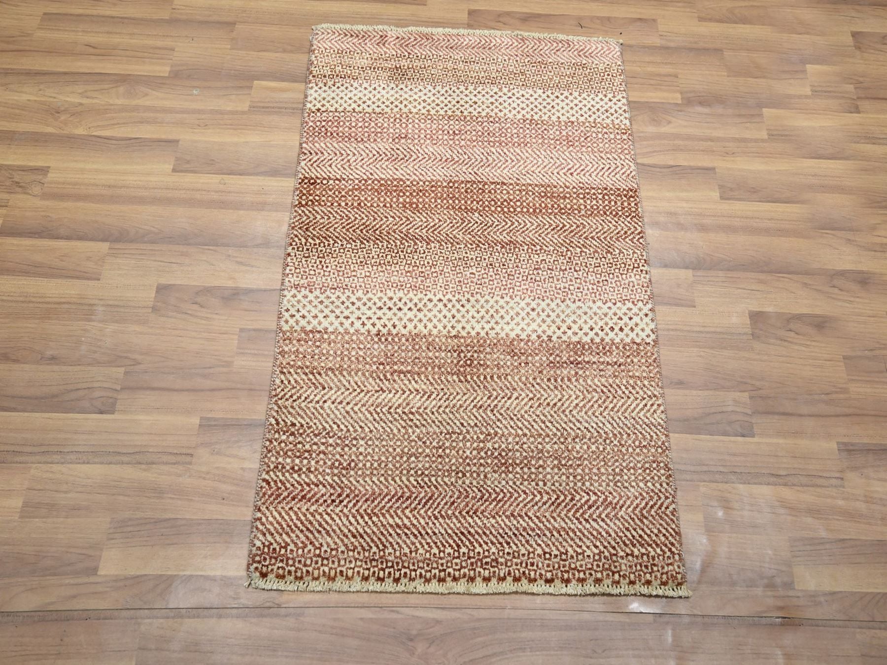 Modern / Contemporary hand-knotted wool/silk rug in Red, 2' x 3' — SKU O076597 (view 2)