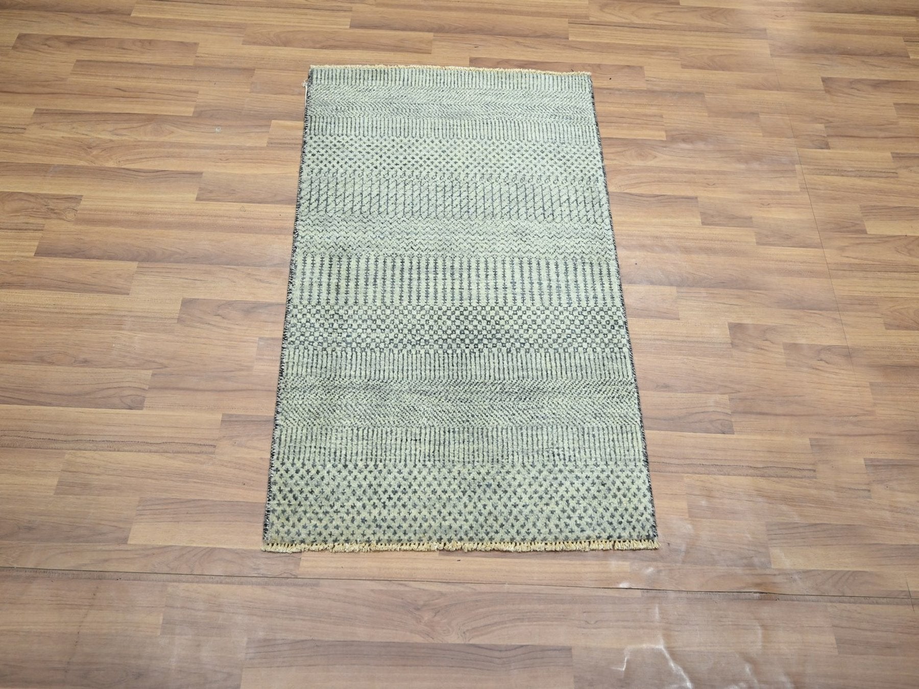 Grey 2'0" x 3'0" Modern and Contemporary Hand knotted Wool Rug - Sku: O076613