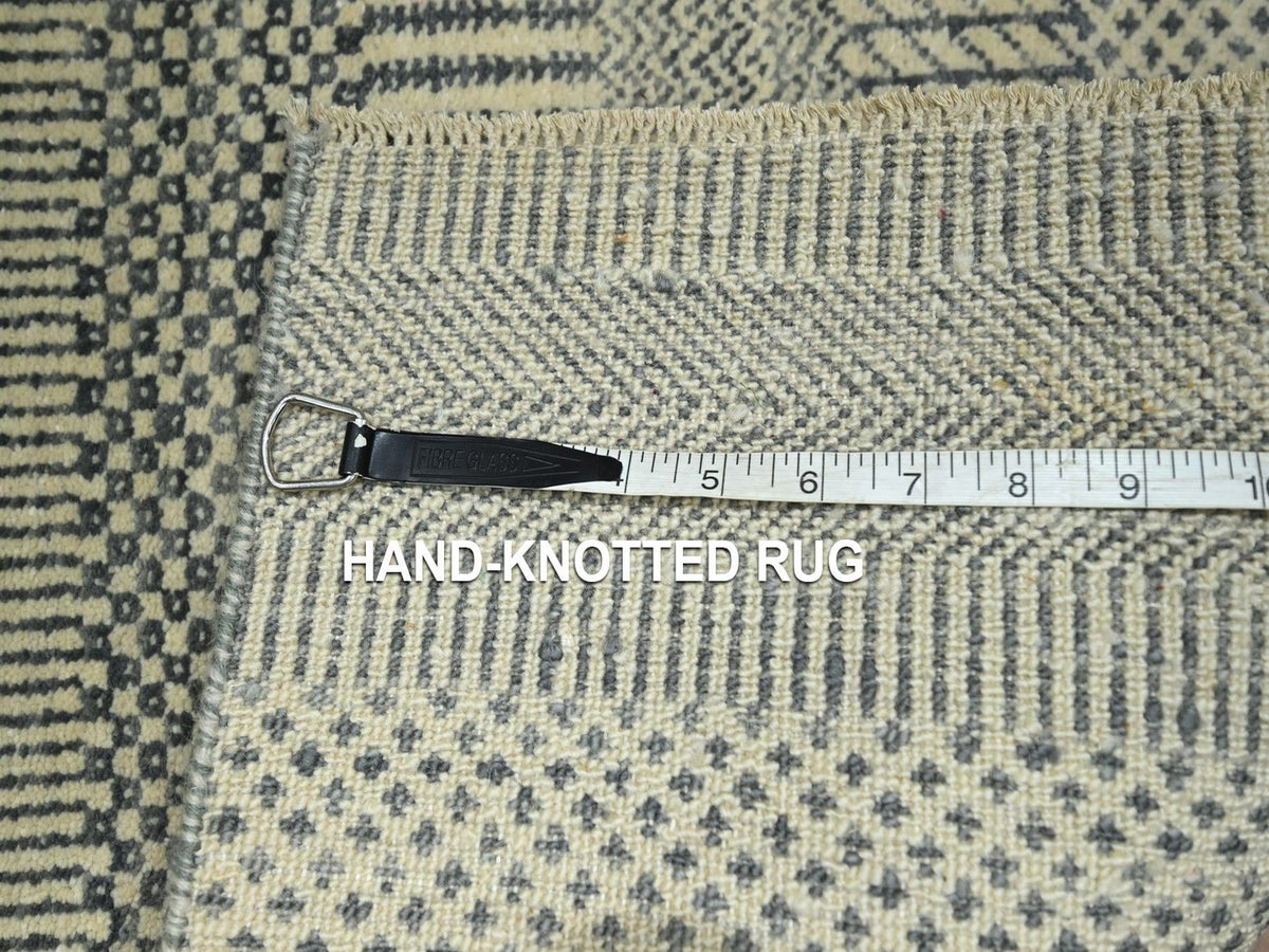 Modern / Contemporary hand-knotted wool/silk rug in Gray, 2' x 3' — SKU O076616 (view 4)