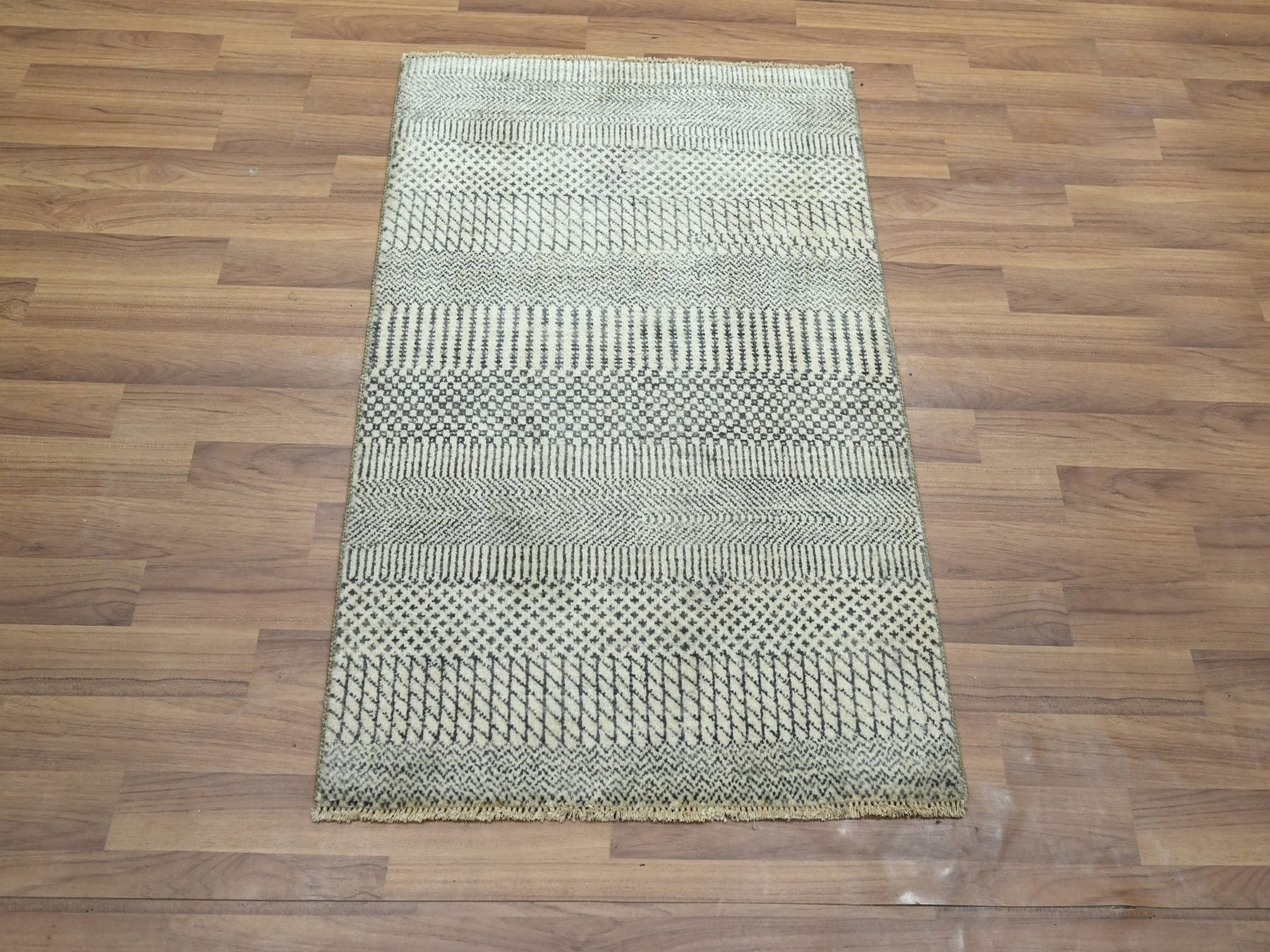 Grey 2'0" x 3'0" Modern and Contemporary Hand knotted Wool Rug - Sku: O076619