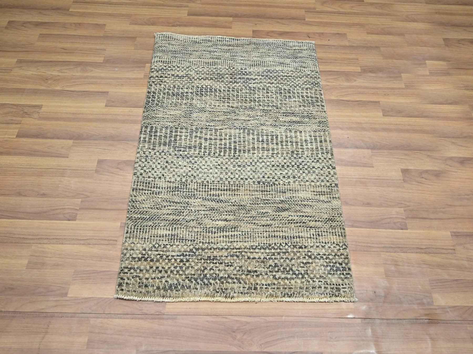 Beige 2'0" x 3'0" Modern and Contemporary Hand knotted Wool Rug - Sku: O076657