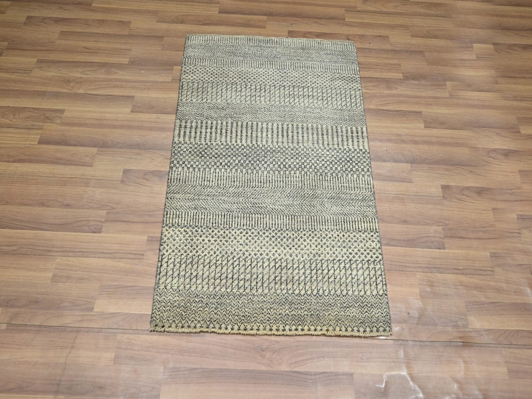 Beige 2'0" x 3'0" Modern and Contemporary Hand knotted Wool Rug - Sku: O076658